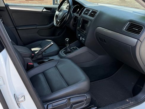 Used 2017 Volkswagen Jetta SE image 8