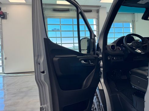 Used 2025 Mercedes-Benz Sprinter 2500 image 47