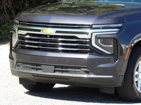 Used 2026 Chevrolet Suburban 4WD LT image 9
