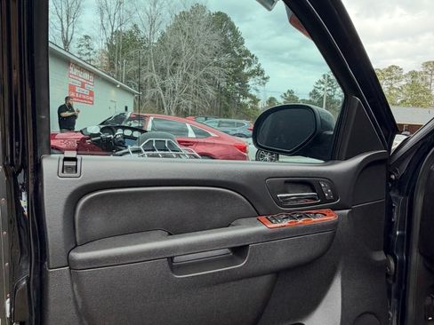 Used 2013 Chevrolet Suburban LT image 3