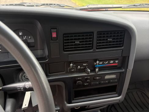 Used 1994 Toyota Pickup 4x4 Regular Cab DX image 11