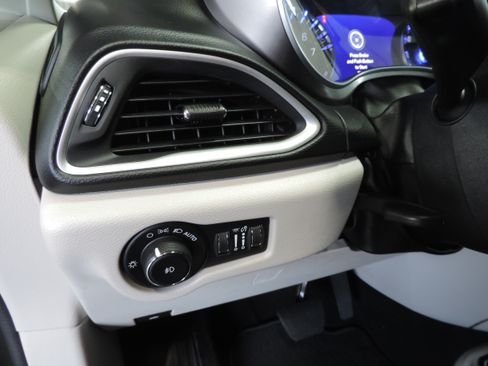 Used 2020 Chrysler Pacifica Touring-L Plus image 35