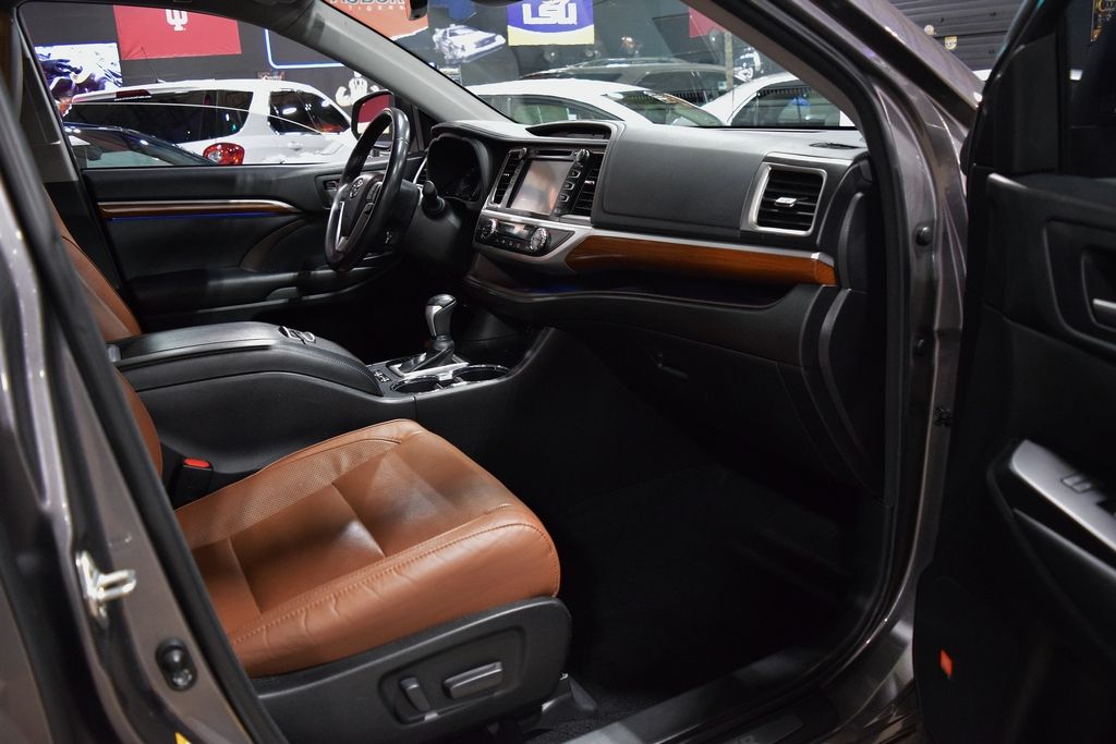 Used 2018 Toyota Highlander Limited V6 w/ 3rd Row FWD image 23