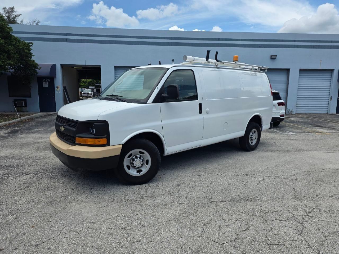 Used 2011 Chevrolet Express 2500 UNAVAIL RWD image 2