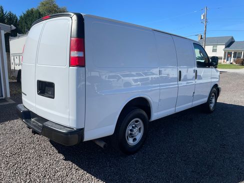 Used 2017 Chevrolet Express 2500 image 4