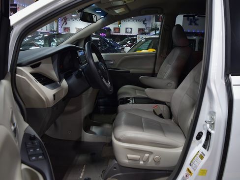 Used 2015 Toyota Sienna LE image 16