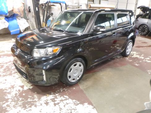 Used 2013 Scion xB image 2
