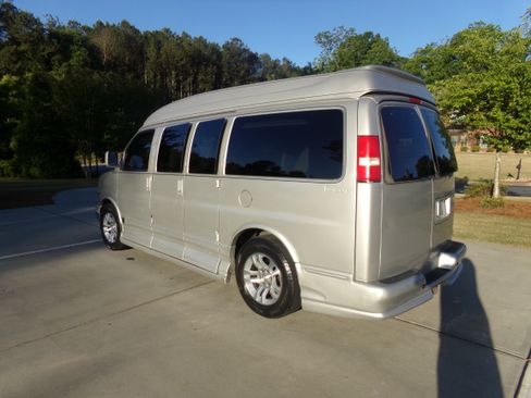 Used 2005 Chevrolet Express 1500 AWD Passenger image 3