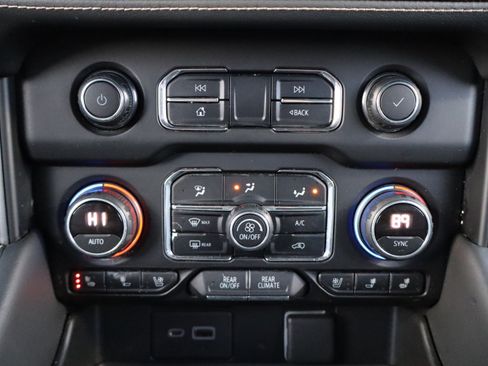 Used 2021 Chevrolet Suburban Premier image 25