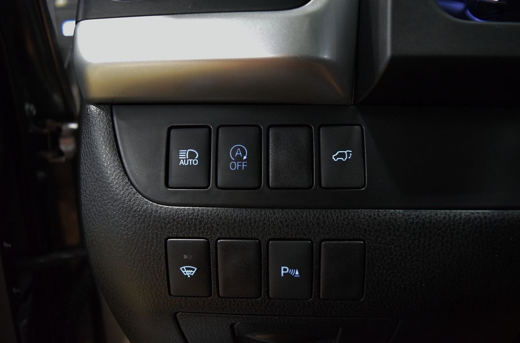 Used 2018 Toyota Highlander Limited V6 w/ 3rd Row FWD image 31