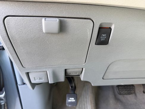 Used 2011 Toyota Sienna XLE image 7