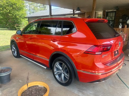 Used 2018 Volkswagen Tiguan FWD image 1
