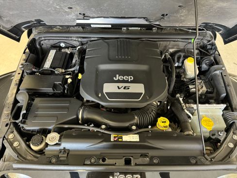 Used 2014 Jeep Wrangler Sahara image 16