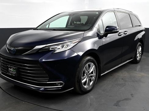 Used 2022 Toyota Sienna Limited image 3