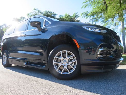 Used 2025 Chrysler Pacifica Select image 5