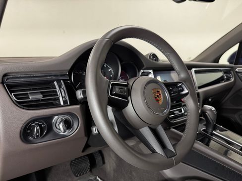 Used 2025 Porsche Macan AWD/4WD image 28