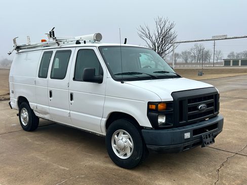 Used 2010 Ford E-250 and Econoline 250 image 2