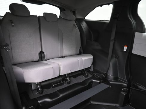 Used 2026 Toyota Sienna LE image 12