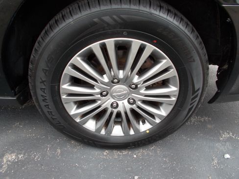 Used 2014 Chrysler Town & Country Touring-L image 8