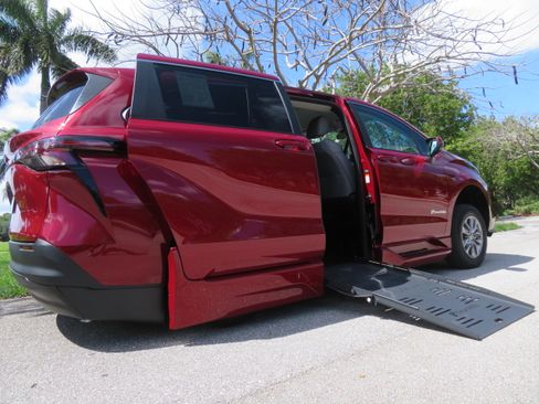 Used 2026 Toyota Sienna LE FWD image 23