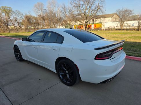 Used 2019 Dodge Charger SXT image 4