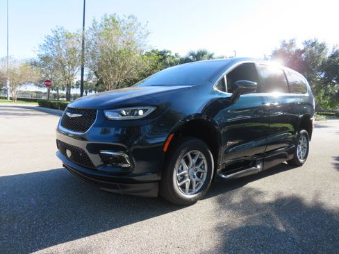 Used 2025 Chrysler Pacifica Select image 9