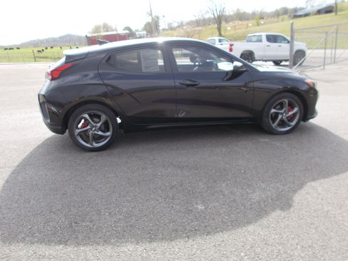 Used 2020 Hyundai Veloster image 4