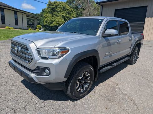 Used 2017 Toyota Tacoma TRD Off-Road image 2