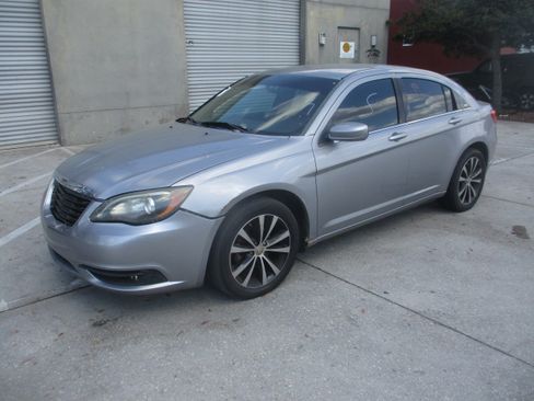 Used 2014 Chrysler 200 LX image 2