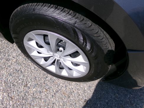 Used 2015 Toyota Camry LE image 4