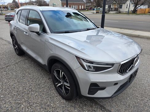 Used 2024 Volvo XC40 B5 Core image 4