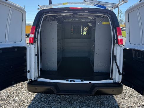 Used 2021 Chevrolet Express 3500 image 4