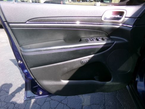 Used 2017 Jeep Grand Cherokee Limited image 16