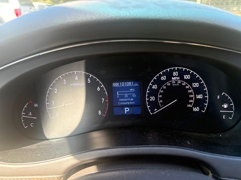 Used 2011 Hyundai Genesis 3.8 image 10