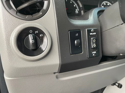 Used 2014 Ford E-350 and Econoline 350 image 13
