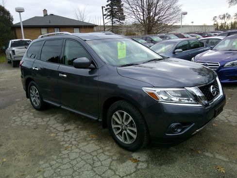 Used 2014 Nissan Pathfinder SV image 3