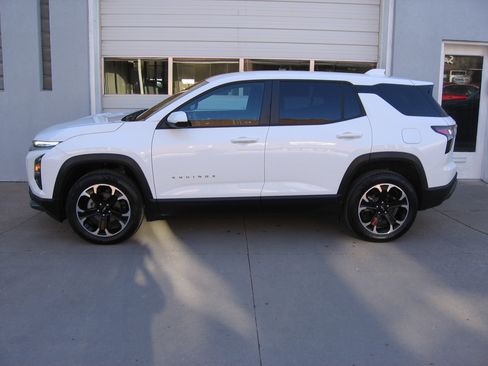 Used 2025 Chevrolet Equinox LT image 3