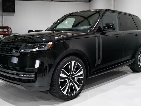 Used 2025 Land Rover Range Rover SE image 2