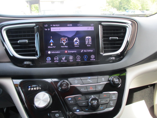 Used 2018 Chrysler Pacifica Touring-L FWD image 41