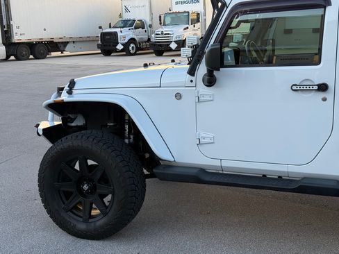 Used 2015 Jeep Wrangler 4WD Unlimited Sahara image 32