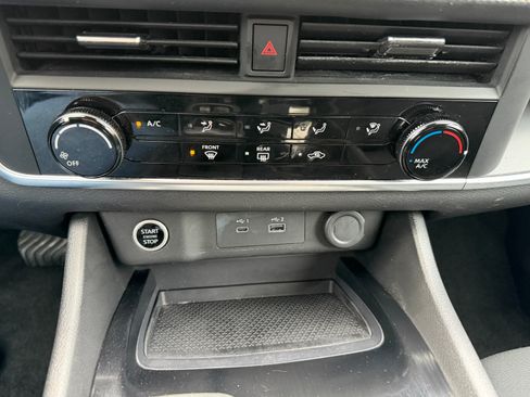 Used 2023 Nissan Rogue S image 9