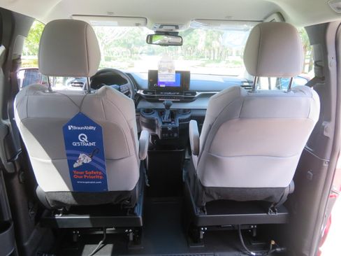 Used 2026 Toyota Sienna LE FWD image 31