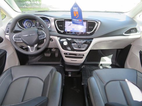 Used 2024 Chrysler Pacifica Touring-L FWD image 25