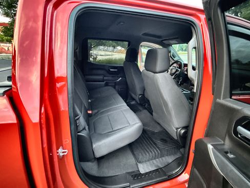Used 2021 Chevrolet Silverado 1500 2WD Crew Cab Custom image 9
