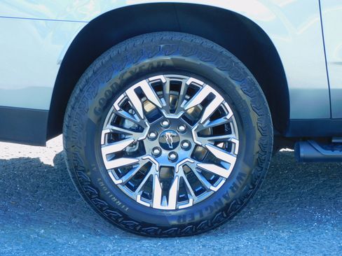 Used 2025 Chevrolet Suburban Z71 image 8