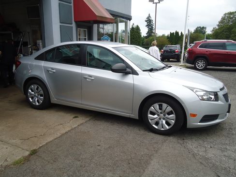 Used 2013 Chevrolet Cruze LS FWD image 4