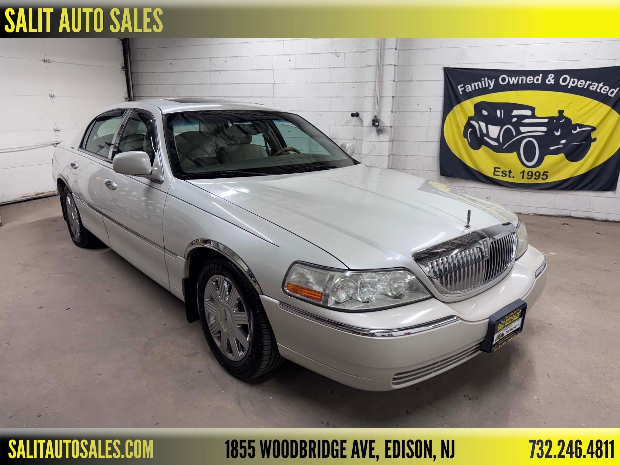 Used 2004 Lincoln Town Car Ultimate RWD image 1