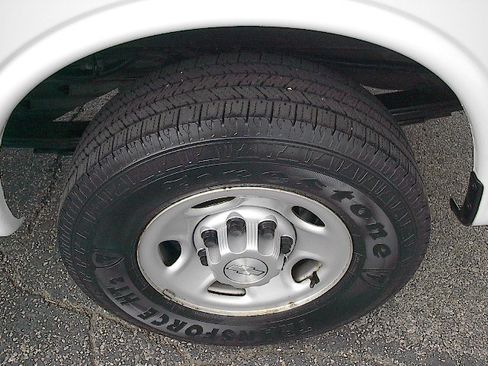 Used 2018 Chevrolet Express 2500 image 22