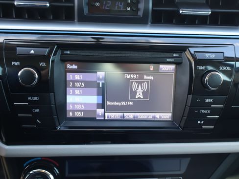 Used 2015 Toyota Corolla LE image 23