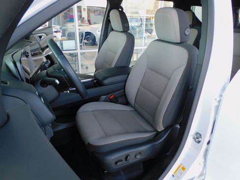 Used 2025 Chevrolet Traverse LT image 19